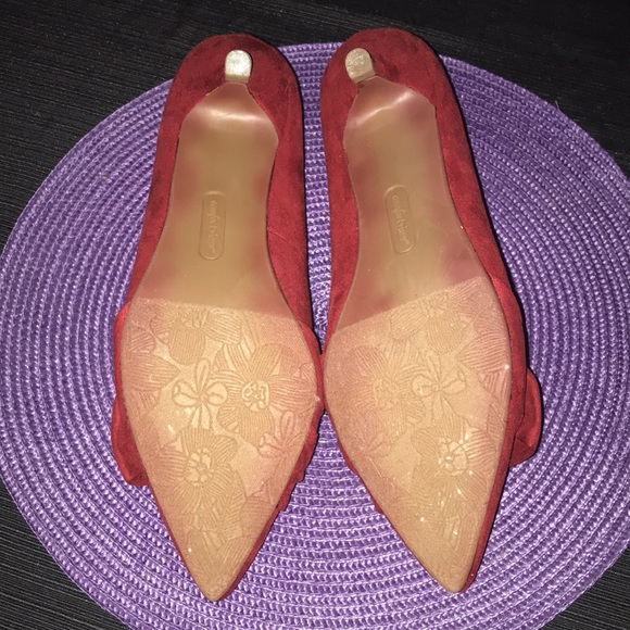 Comfort View Red Suede Kitten Heels - Picture 5 of 7
